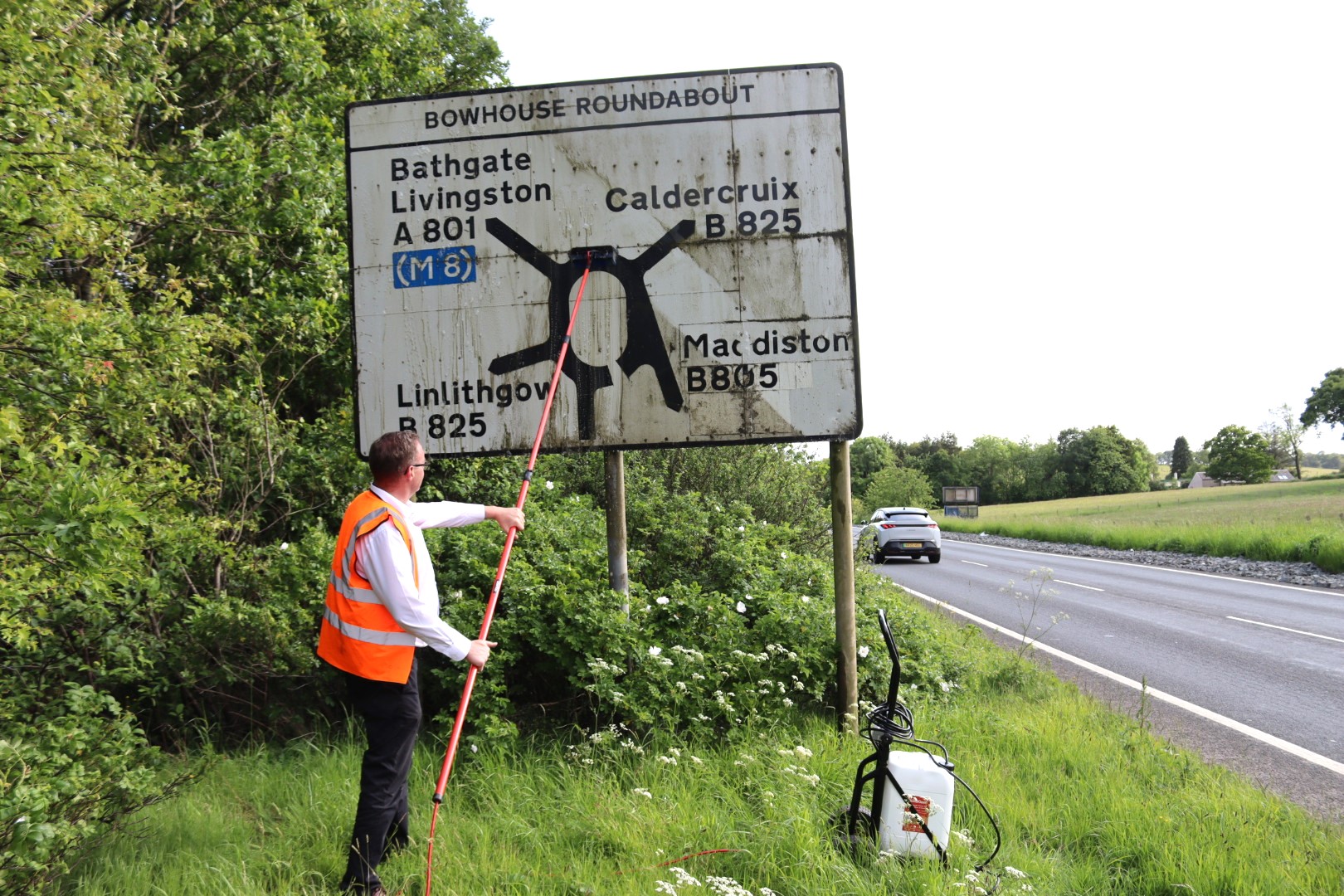 Reach & Wash System For Sign Cleaning